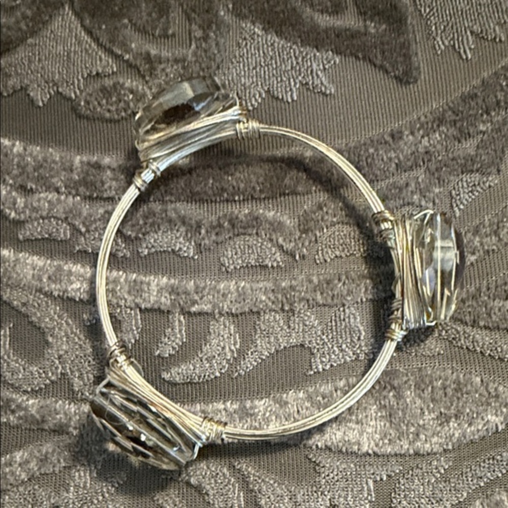 Chic Silver Wire Bangle with Gemstone